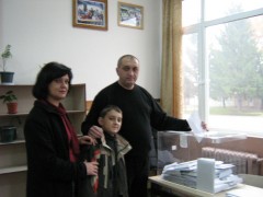 ДАНИЕЛ КАМЕНОВ ГЛАСУВА ЗАЕДНО СЪС СЕМЕЙСТВОТО СИ