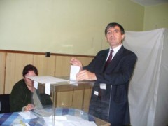 ДОЦОВ ЗАПЪЛНИ СВОБОДНОТО МЯСТО НА ПЛОЩАДА...